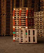 Used standard thick wooden pallet 1000x1200mm with bottom perimeter (UK type pallet)